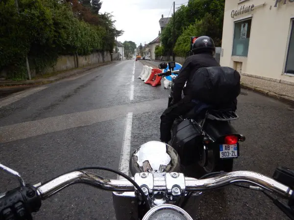 en moto sous la pluie ...